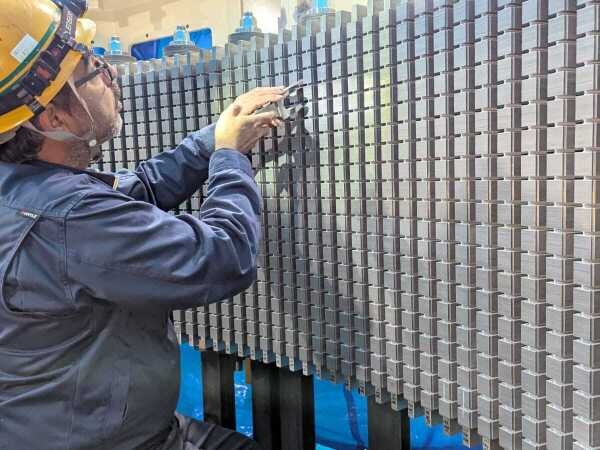 手作業で1つ1つ積み上げていきます。