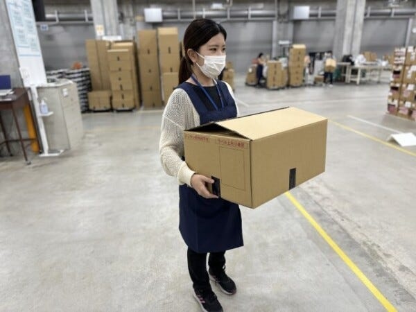 アパレルの通販商材です。服や小物がメインなので、女性でもラクに対応できる重さです。