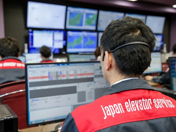 遠隔監視装置からの発報状況を見守り、エレベーターの不具合を感知したら、現場担当のメンテナンスエンジニアへ出動の手配を行います。