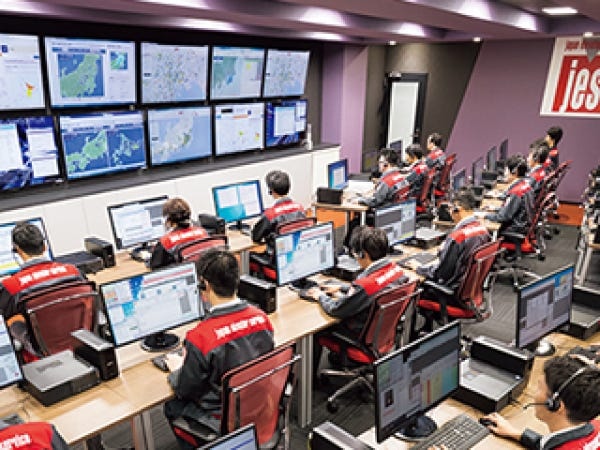 勤務地である関東コントロールセンターでの仕事の様子です。