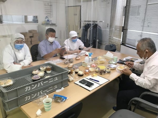 新商品の採用を決める会議をします。試食を行い、商品名を考えます。