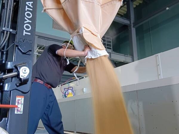 受注後、製造指示を出すことで工場は原料の投入を行います