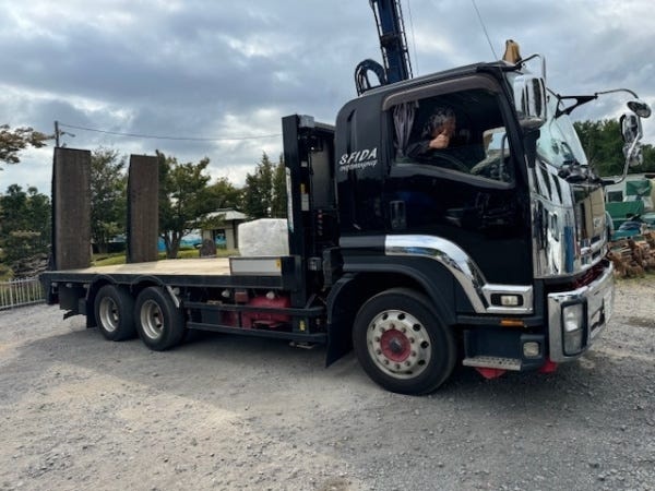 重機運搬車です。地盤改良機や油圧ショベルを運搬します。