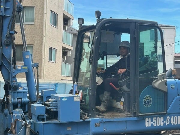 地盤改良工事を行う重機です。