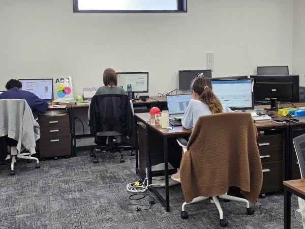 空間デザイナー・経験者もしくは類似の職種経験者（グラフィックデザインの実務経験があり）