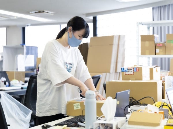 梱包作業を丁寧に行います。