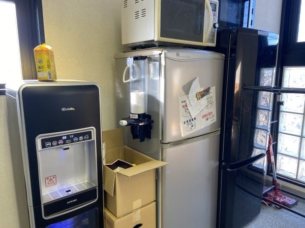 ウォーターサーバも冷蔵庫も完備♪