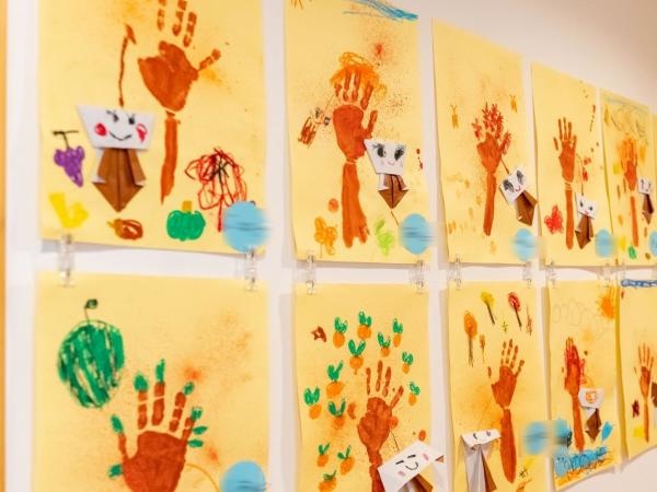 子どもたちの制作物を壁面に飾っています。