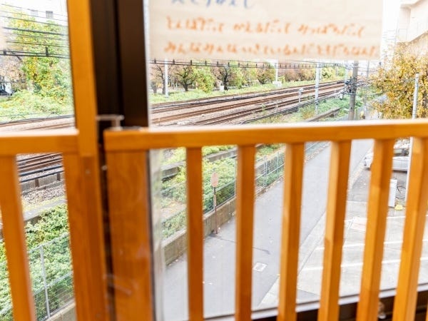 窓からは電車がよく見えます。