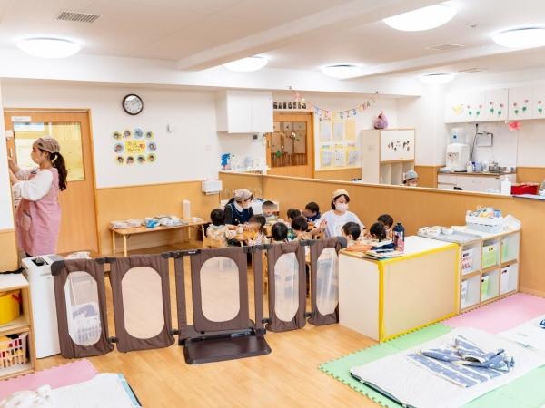 0歳児さんと1歳児さんの保育室です。給食を食べたあとはお昼寝の時間になります。