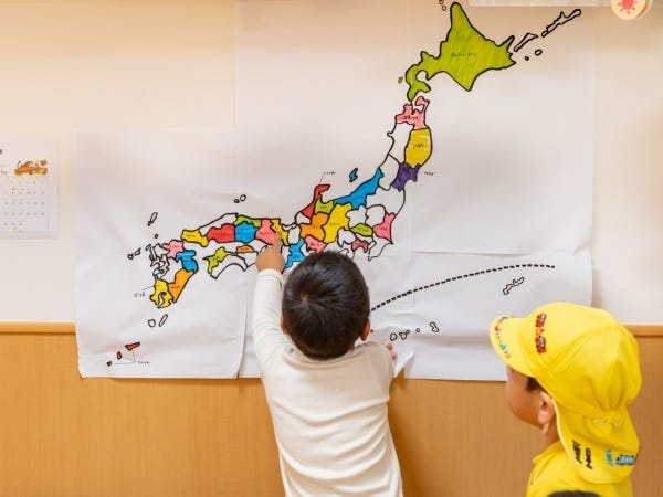 日本各地の郷土料理を食べることを給食のテーマとして、食べ終えた場所に色をつけています。