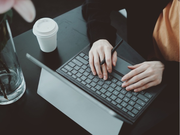 勤務先には担当営業が定期的に伺い状況を把握し、エンジニアのみなさまが安心して就業できるようフォローいたします。