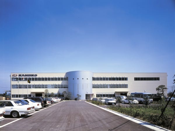 勤務先は埼玉県羽生市の本社。近隣にはショッピングモールもあり、勤務後の買い物も充実。