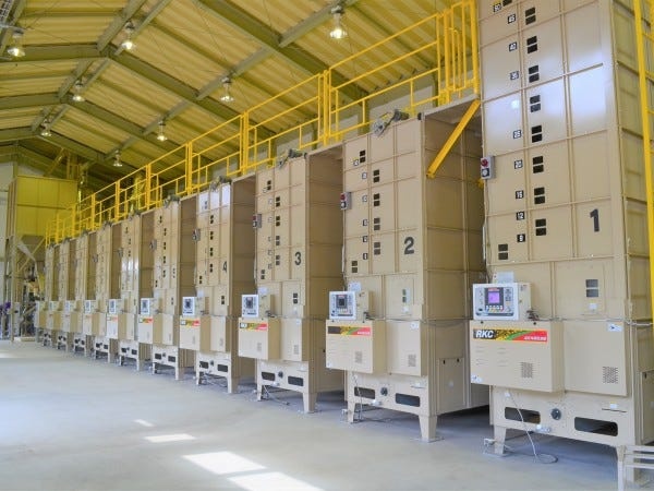 当社の主力商品である穀物乾燥機。大きいものだと8メートル近いものもあります！