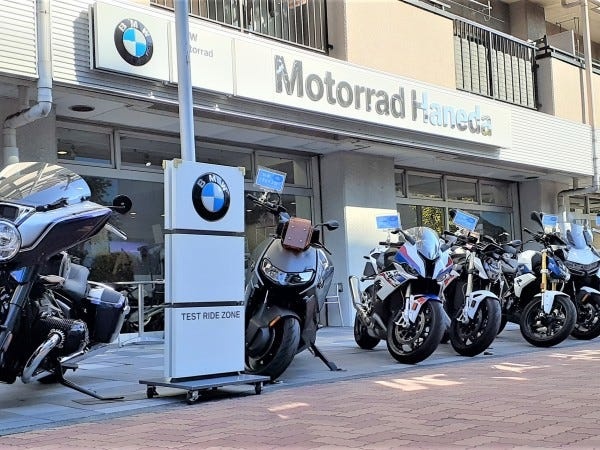 新車ショールーム　店頭には試乗車がずらりと並んでおります。