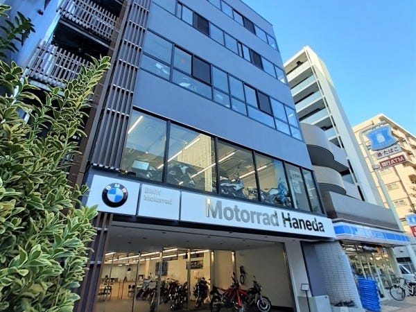 中古車ショールーム　2022年11月OPEN　1-2階の広々スペースを確保しております。