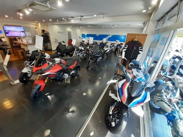 新車ショールーム