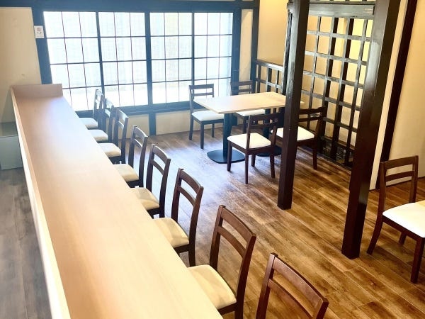 カウンターメインの余裕ある席の配置です。