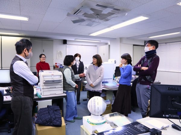 職場は相談ごとなど話し声が飛び交っています。もちろん、真剣に取り組むときはしっかり集中！メリハリのある環境だからこそ、毎日が充実しています。