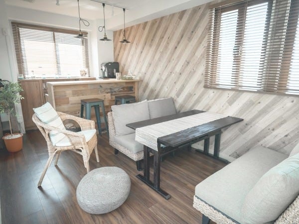 9Fは光の差し込む暖かな休憩スペース。会議で利用したり、談話スペースで利用したりも可能。本格カフェ仕様のコーヒーマシンでが自慢です♪