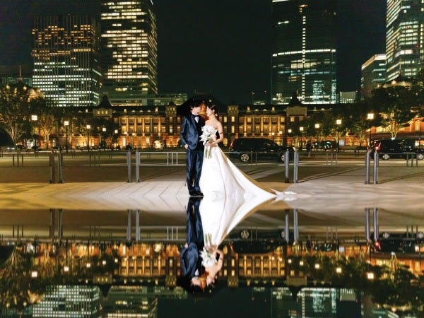 東京駅舎前でのロケーションフォトウェディングも大人気！お客様のご要望を丁寧にカウンセリングし、ご希望に沿った撮影プランをご提案します。