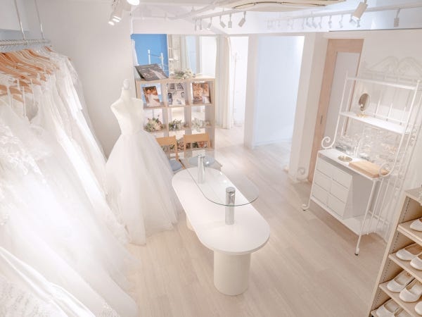 7階は東京フォトウェディングのサロン！こだわりの自社ドレスが並ぶ、ワクワクが詰まった空間です☆