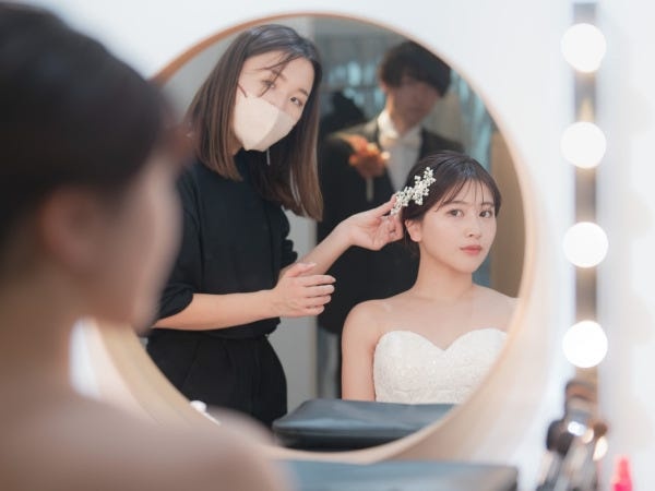 7Fのお支度スペースでは社員のヘアメイクスタッフがお客様とコミュニケーションを取りながらお支度をすすめます。