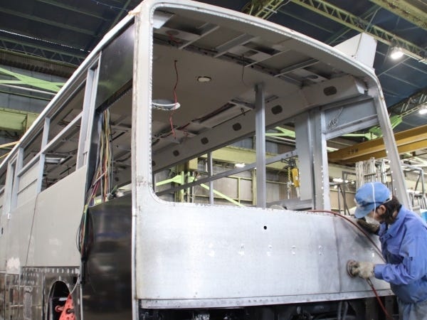 製造中の車両の様子です。現場が近く、骨組み・板金と、徐々に出来上がってくる様子を間近で確認します。