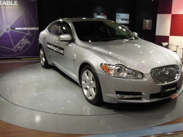 産業用ターンテーブルは、国内トップシェア。モーターショーやテーマパークにも納入しています！