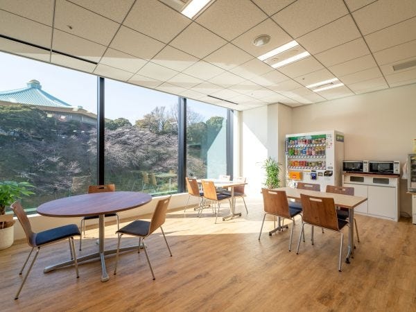 リフレッシュルーム（休憩スペース）には広々、電子レンジ、冷蔵庫、置き型社食もあります！
