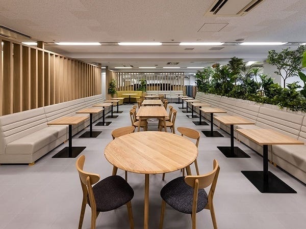 ライブオフィスとして開放している東京本社。お客様企業にとってのオフィスの手本にもなれるよう、しっかりと環境整備しています。