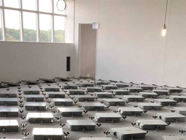 オフィス内装床仕上げスタッフ募集！未経験歓迎・月収32万円～