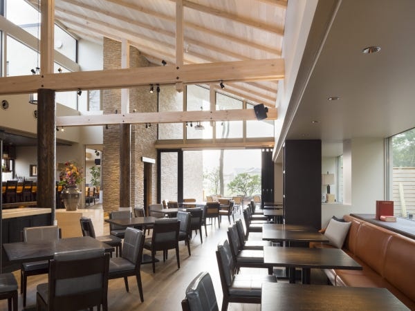 店内ダイニングです。天井高で開放的な空間。