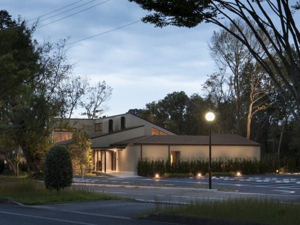 平屋建ての別荘のようなレストラン。