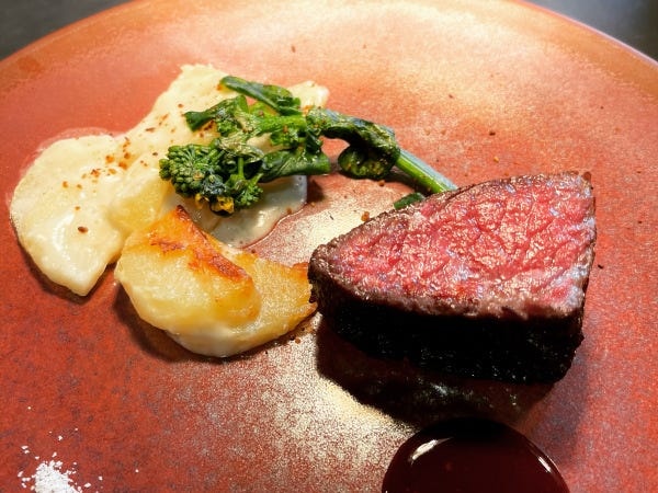 地元の食材にこだわったフレンチベースの料理。