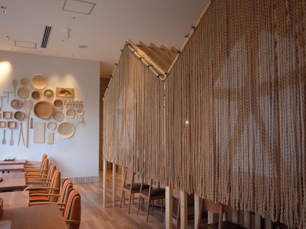 和モダンな店内でほっとひといき…♪お仕事中のランチタイムや、ご家族ご友人の集う場として、あたたかみを感じられる空間を大切にしています