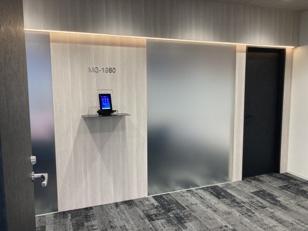 オフィスの受付、奥は会議スペースです。