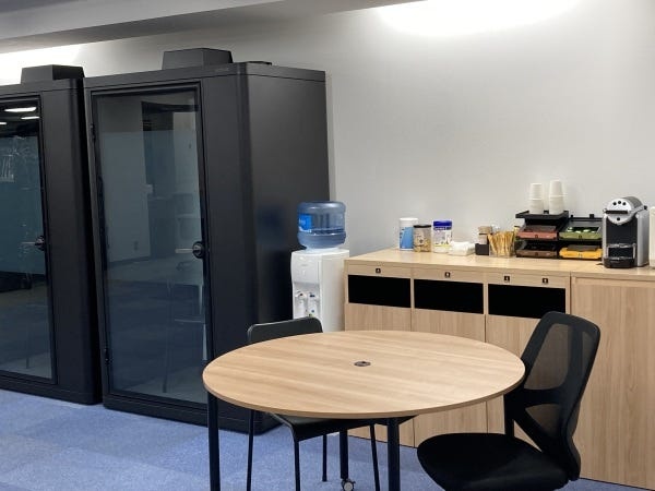 オフィスには個室ブースがあり、Webミーティングや打ち合わせに集中したい時など便利です。