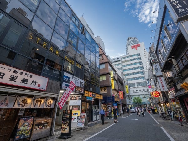 新宿駅、新宿郵便局、ヨドバシカメラ（時計館）の近くです。周りにコンビニやデパートもあり、休憩中にお買い物もできます！
