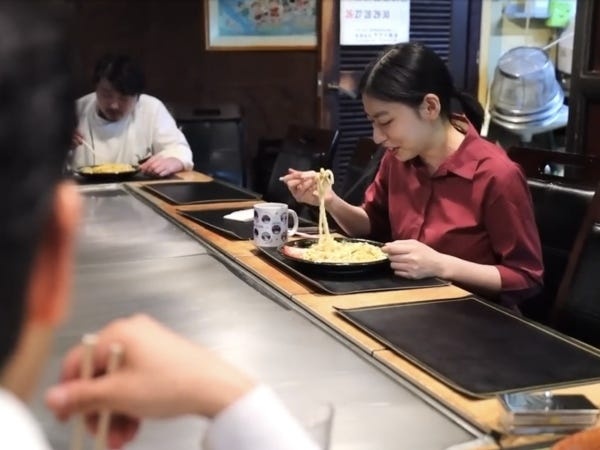 ランチはサラリーマンや女性一人でも入りやすいお手頃価格。お昼時は賑やかです！ランチ後はお待ちかねの、美味しいまかないタイム♪