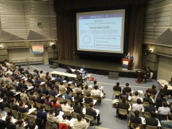 毎年1回、年度計画発表会にて、社員全員で年度計画・目標を共有しています、現在はオンライン・動画配信で実施しています。