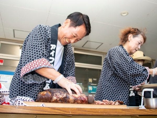 夏祭りにて、元シェフの代表がローストビーフを振る舞う様子。業務以外でも、コミュニケーションが取れる場をつくることを、大事にしています。