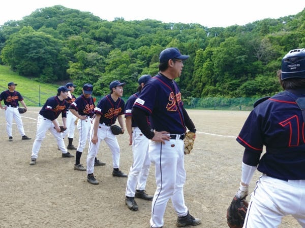 野球部の練習風景。この他にも、フットサル・ボウリング・バドミントン同好会など多種多様な社内コミュニティがあります。