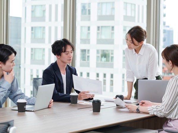 入社当初に取り扱う商品／サービスは、通信設備商材、社内の業務担当・設備施工担当・コンサル担当とチームプレイで仕事を進め下さい