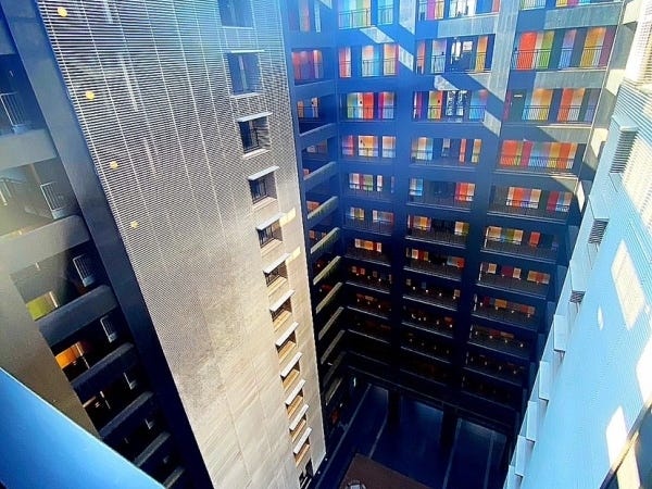 新しいオフィスビル！通勤も楽で快適な環境で仕事ができます。