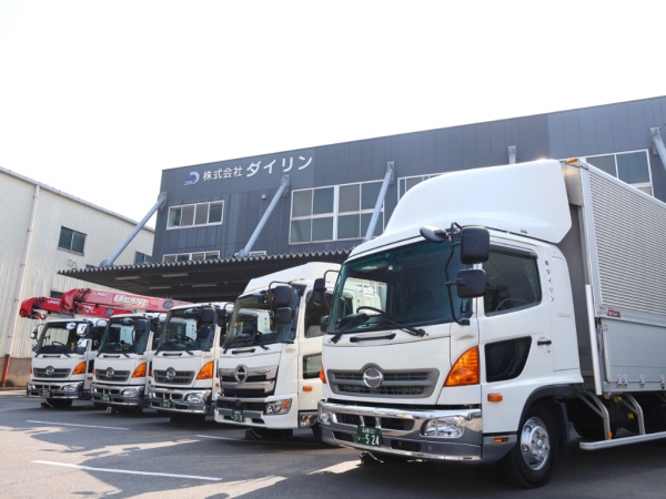 トラックはいつだってピカピカに。運転席のまわりは整理整頓。こうした基本が、お客様からの好印象にもつながります。