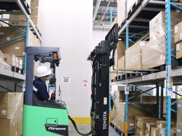 フォークリフト作業中の様子です。