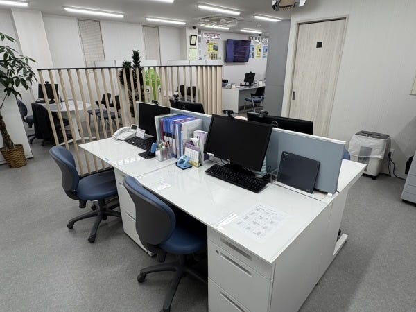 このデスクで仕事を行っていただきます。