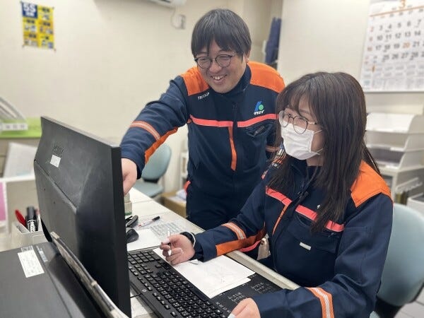 ドライバーから伝票を受け取りパソコンに入力する仕事です！