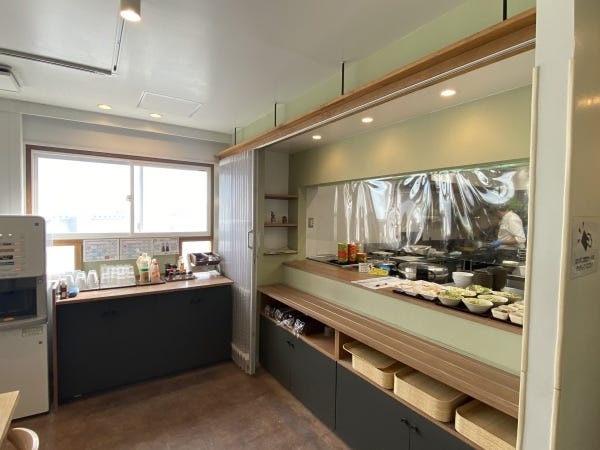 食堂があり、1食300~円で食べることができます！